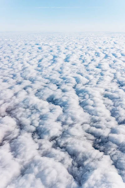 Fantastisk bakgrund med moln. Utsikten över molnen. — Stockfoto
