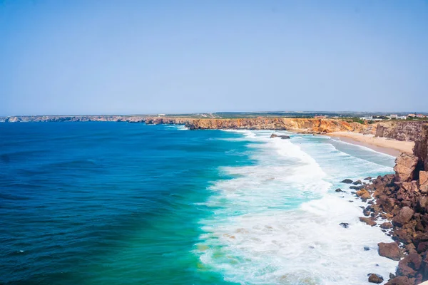 Bela costa de Portugal. penhasco no Oceano Atlântico — Fotografia de Stock