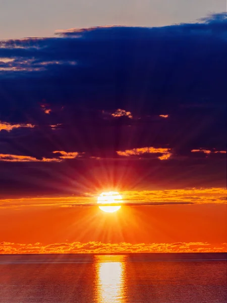 Prachtige zonsondergang op het strand en de zee — Stockfoto