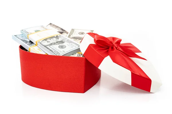 Пакет долларов в сердце подарочная коробка с луком изолированы на белом — стоковое фото