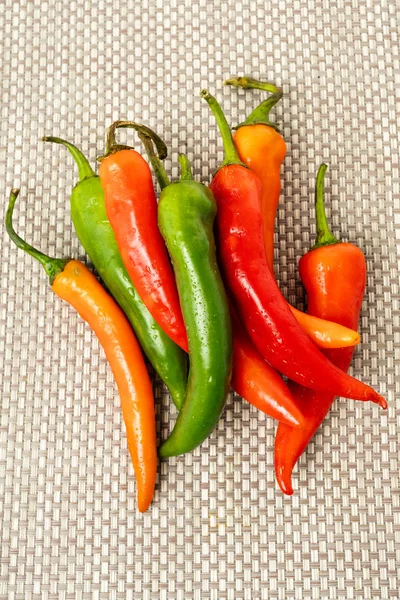 Pimentão quente vermelho na mesa — Fotografia de Stock