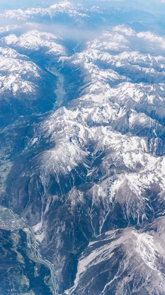 雪と雲と山のトップビュー。アルプスの眺め. — ストック写真