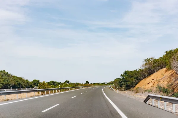 Camino pavimentado y hermoso paisaje verde en verano —  Fotos de Stock