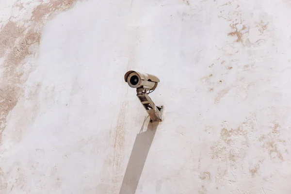Камера видеонаблюдения на стене старого здания — стоковое фото