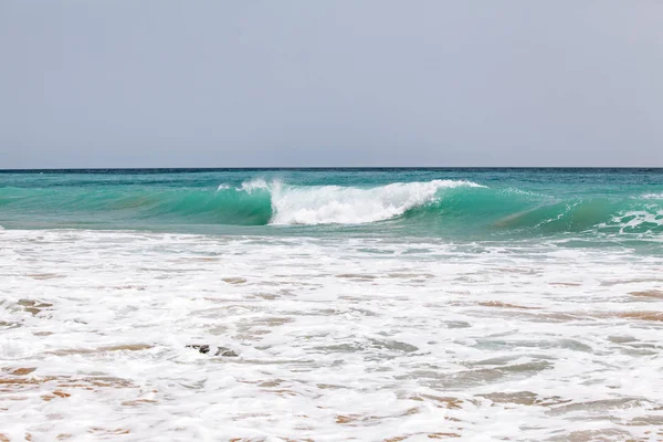 Belas ondas do mar. Ondas num dia ensolarado. Vista das ondas de cima — Fotografia de Stock