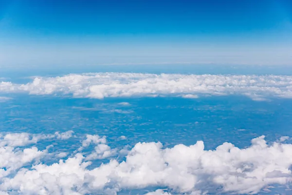 Nuvole, vista dalla finestra dell'aeroplano — Foto Stock