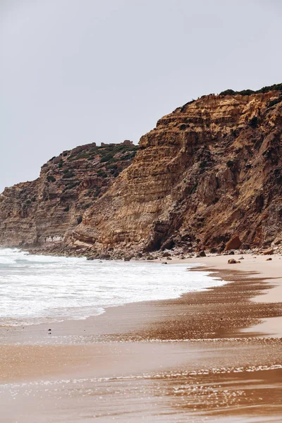 Portekiz, Algarve 'deki kayalardan deniz dalgalarının güzel manzarası — Stok fotoğraf