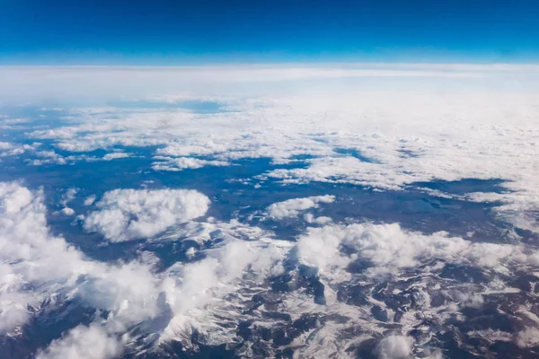 Облака, вид из окна самолета — стоковое фото