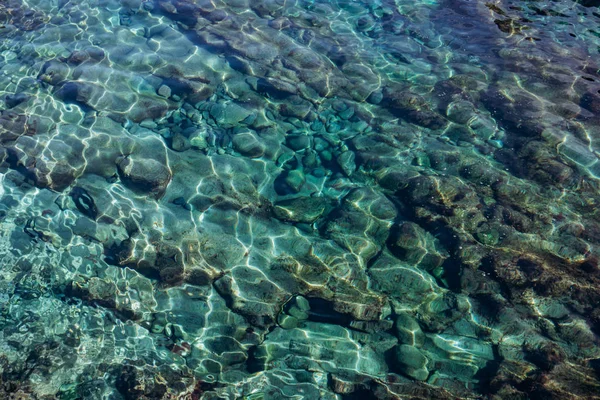 바다에 있는 청록색 물의 배경. 강조가 있는 청록색 물감. — 스톡 사진