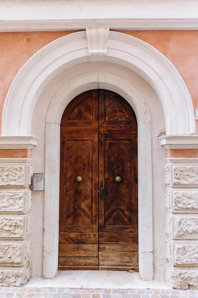 De oude houten deur naar de kerk — Stockfoto