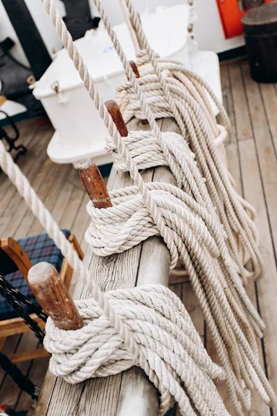 Öreg vitorlás, hajókötéllel ellátott farönkök közelsége. — Stock Fotó
