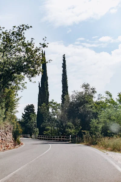 Strada panoramica in prossimità delle montagne. Pittoresca vista dal finestrino dell'auto . — Foto Stock