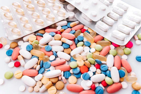 Pílulas coloridas em um fundo branco — Fotografia de Stock