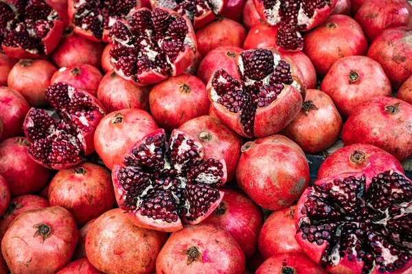 Rood granaatappelfruit op de straatmarkt. Groep granaatappelen — Stockfoto