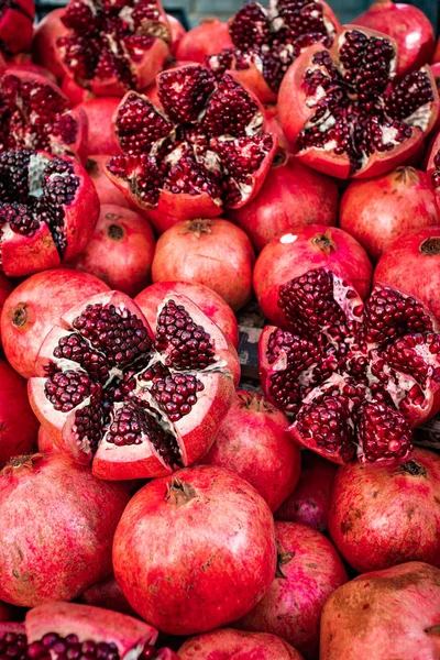 Frutta di melograno rosso al mercato di strada. Gruppo di melograni — Foto Stock