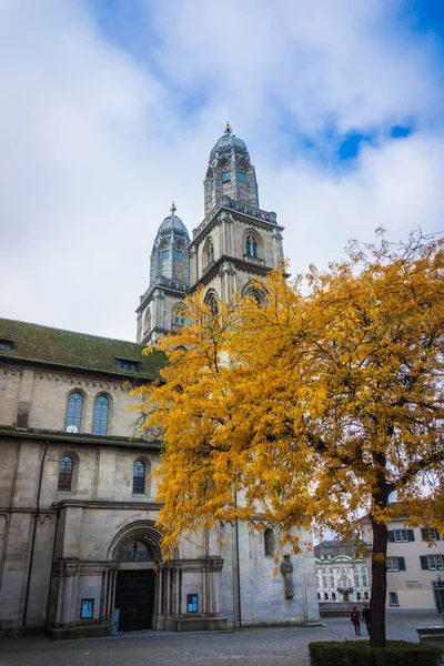 Les tours du Grossmunster à Zurich. Cathédrale médiévale — Photo