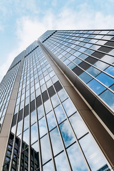Κάτω όψη των σύγχρονων ουρανοξύστες στην επιχειρηματική περιοχή κατά του μπλε ουρανού — Φωτογραφία Αρχείου