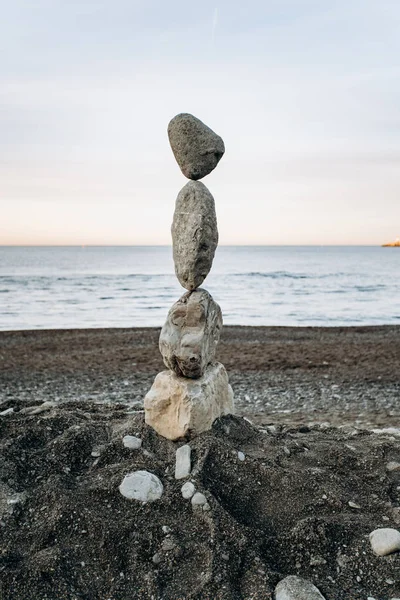 Denize karşı sahilde birbirinin üzerinde duran taşların figürleri.. — Stok fotoğraf