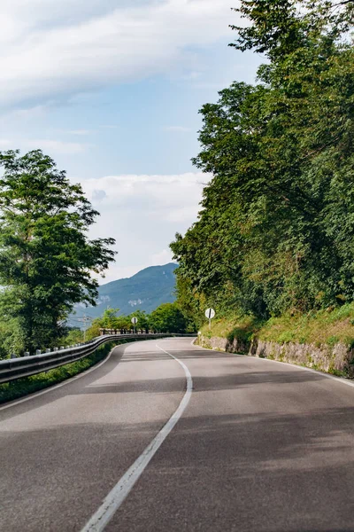 Hermosa carretera de montaña de verano. Camino de verano en las montañas . — Foto de Stock