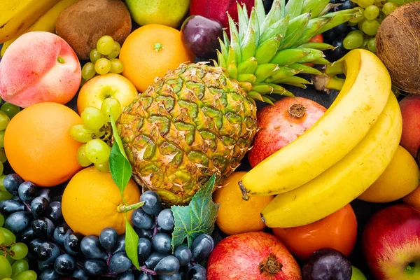 Σύνθεση με πολλά διαφορετικά φρούτα. εξωτικά φρούτα — Φωτογραφία Αρχείου