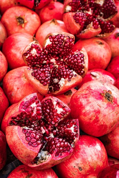 Frutta di melograno rosso al mercato di strada. Gruppo di melograni — Foto Stock