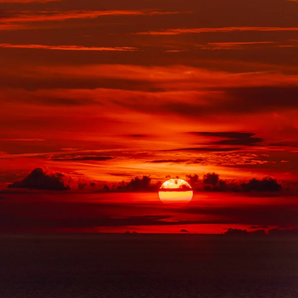 Belo céu. luz solar vermelha iluminando as nuvens suavemente — Fotografia de Stock