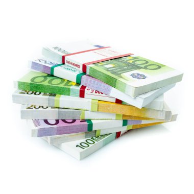 Avro banknotları beyaz arkaplandaki desteler.