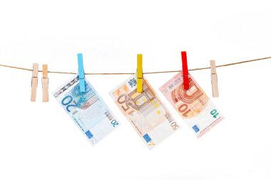 Avro banknotları beyaz arkaplandaki bir ipe farklı renklerde mandallarla tutturulmuştur