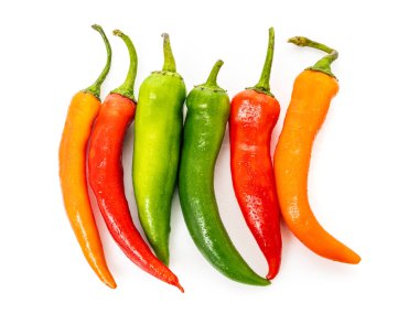 Kırmızı, yeşil biberler beyaz arka planda izole edilmiş.