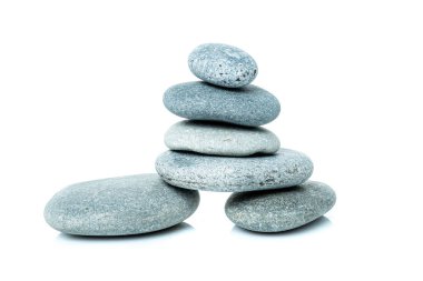Zen dengesinde yığılmış harmoni taşları. İzole edilmiş taş yığını.