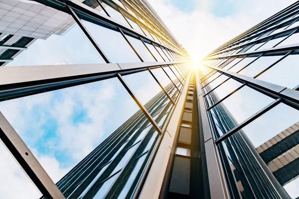Fachada de arranha-céus azul. edifícios de escritórios. silhueta de vidro moderno — Fotografia de Stock