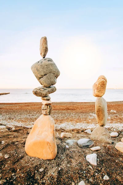 浜辺の石の姿。美しい石の数字t — ストック写真