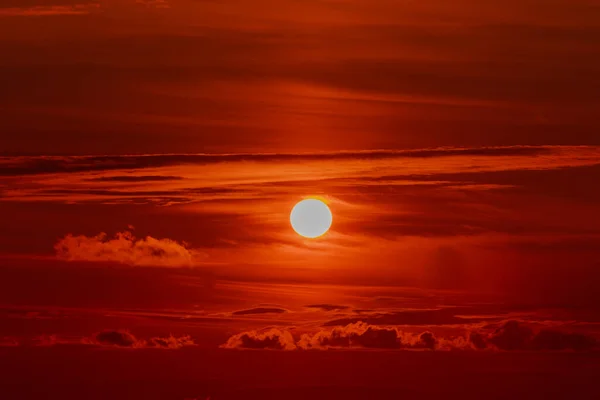 Céu de pôr-do-sol laranja. Céu bonito. — Fotografia de Stock