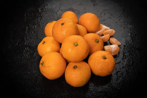 Mandarines, tangerine, clementine on black background — Stock Photo, Image