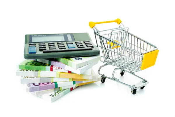 Nákupní košík s eurem. Hotovost a kalkulačka. Concept of shoppin — Stock fotografie