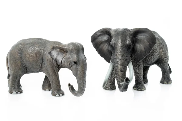 Сім'я слонів ізольована на білому тлі. іграшки для слонів — стокове фото