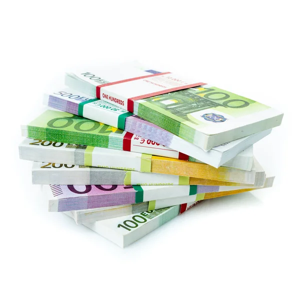 Eurobankbiljetten stapelen zich op een witte achtergrond. — Stockfoto