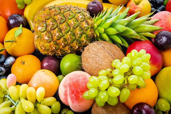 Komposition mit vielen unterschiedlichen Früchten. exotische Früchte — Stockfoto