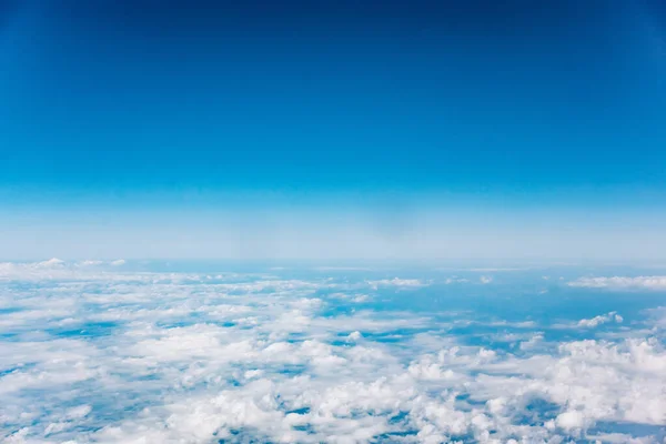 雲、飛行機の窓からの眺め — ストック写真