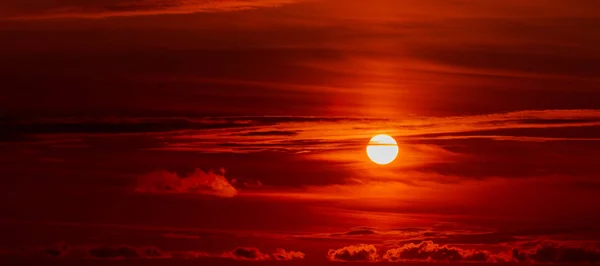 美しい空だ。赤い太陽が雲を優しく照らし — ストック写真