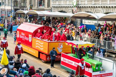 Köln, Almanya - 12 Şubat 2018: Kimliği belirsiz kişiler