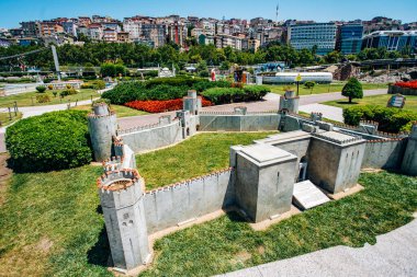 İstanbul, Türkiye - 12 Temmuz 2017: Miniatürk Parkı 'ndaki Yedikule Zindanlarının küçültülmüş kopyası