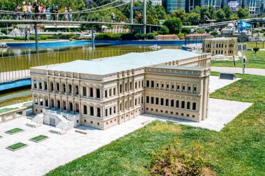 İstanbul, Türkiye-12 Temmuz 2017: Dolmabahçe Saat Kulesi 'nin kopyası indirgendi. Miniatürk Parkı İstanbul 'da bulunuyor