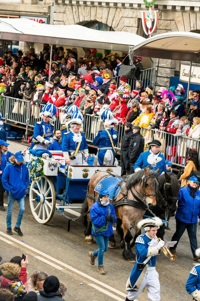 Köln, Almanya - 12 Şubat 2018: Kimliği belirsiz kişiler — Stok fotoğraf