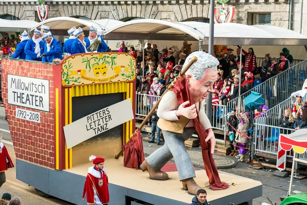 Kölner Stadt-Anzeiger - 12. Februar: Menschen beim Karneval in Köln, — Stockfoto