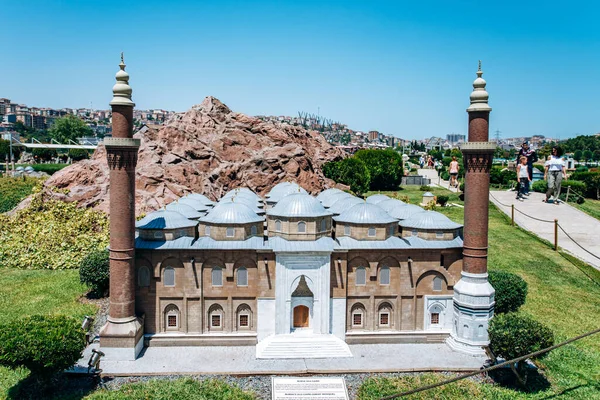 Istambul, Turquia - 12 de julho de 2017: réplica da mesquita Bursa Ulu Kamiya no Parque em miniatura em Istambul — Fotografia de Stock