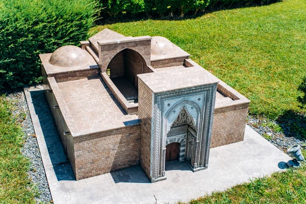 Κωνσταντινούπολη, Τουρκία - 12 Ιουλίου 2017: το μειωμένο αντίγραφο του Karaman Hatuniye Madrasa στο πάρκο Miniaturk — Φωτογραφία Αρχείου