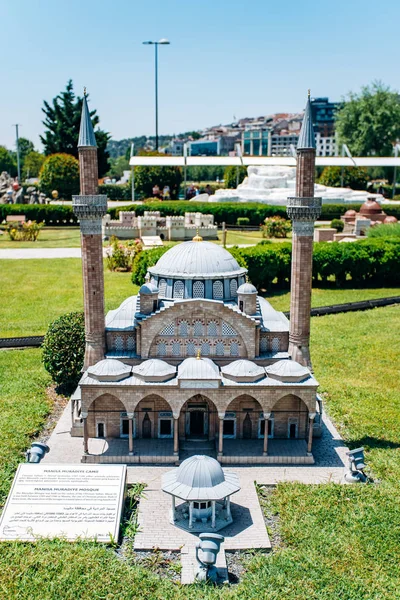 Istambul, Turquia - 12 de julho de 2017: Uma cópia da mesquita de Manisa Muradiye no Parque Miniaturk — Fotografia de Stock