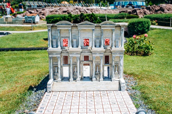Istanbul, Turkije - 12 juli 2017: het gereduceerde exemplaar van de Celsus Bibliotheek van Efeze in Miniaturk Park — Stockfoto