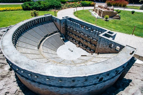 Istanbul, Turkije - 12 juli 2017: het gereduceerde exemplaar van het Aspendos - Amfitheater in Miniaturk Park — Stockfoto